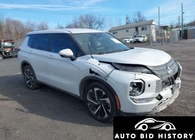 Mitsubishi Outlander 2023 White 2.5L