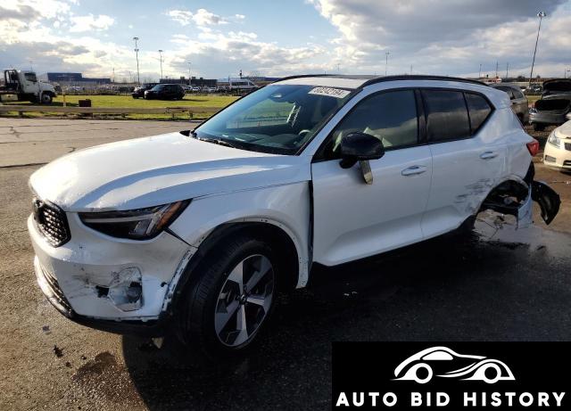 Volvo Xc40 Plus 2023 White 2.0L  4